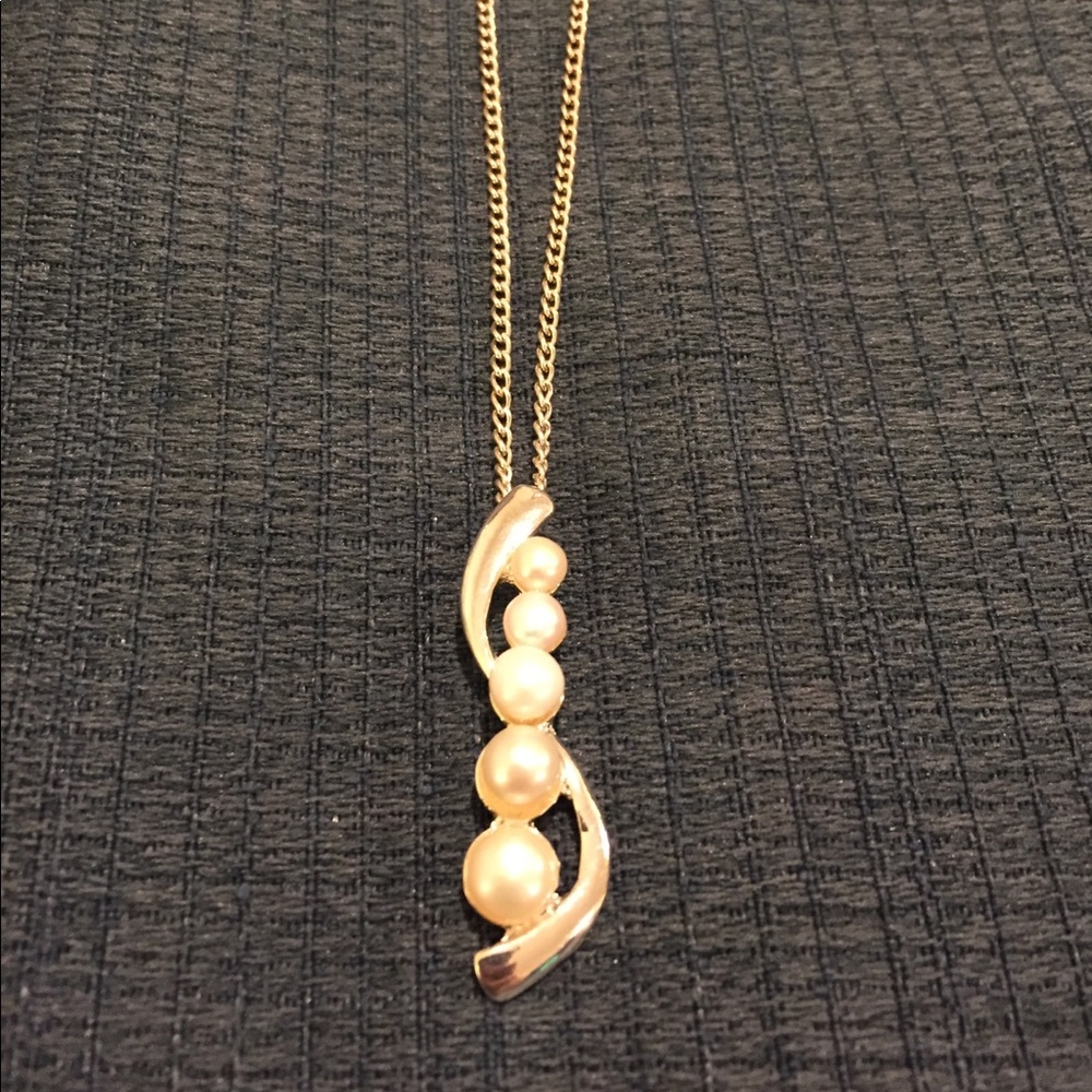 🥳 Pearl pendent on silver chain 🥳